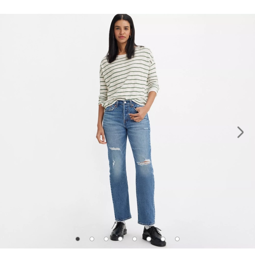 Levi’s premium denim wedgie straight medium distressed 27